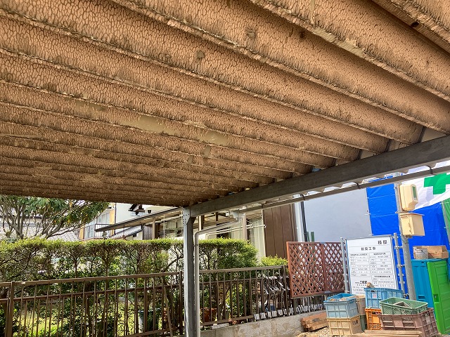 鉄骨に折板屋根が張られている